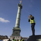 Un hombre se dirige a los manifestantes este sábado en la plaza de la Bastilla de París.