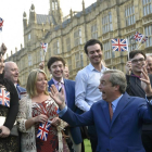 Nigel Farage, líder del UKIP, celebra la victoria con sus seguidores en Londres.