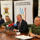 Salguero, Torcal, Silván y Álvarez, en el Ayuntamiento de León. DL