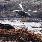 Un helicóptero busca supervivientes tras el desastre causado por la rotura de la represa que contenía residuos minerales de la compania Vale.