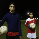 Jalal, de 17 años, e Ismael,de 12, en el campo de Trobajo del Cerecedo