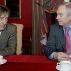 Ángel Villaba, presidente de Feve, junto a Tomás Álvarez, delegado de la Agencia Efe en León