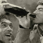 Anthony Quinn y Alan Bates, en una escena de la película ‘Zorba el griego’