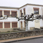 Edificio donde se encuentra la biblioteca de Boñar. CAMPOS