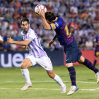 Messi intenta controlar el balón con la mano ante el defensa del Valladolid Javi Moyano. NACHO GALLEGO