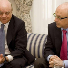 El presidente del BBVA, Francisco González y el ministro de Hacienda, Cristóbal Montoro.