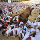 Un astado salta sobre los mozos a la entrada de la plaza de toros de Pamplona en el tercer encierro de San Fermín 2016.