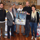 Los miembros del jurado posan con el cartel ganador ‘Ilusiones de Carnaval’.