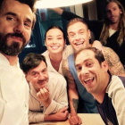 Foto de Instagram de la actriz Dafne Fernández, con sus compañeros de 'Chiringuito de Pepe'.