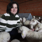 Noelia Aparicio, en una foto de archivo durante una entrevista, junto a sus ovejas. JESÚS F. SALVADORES
