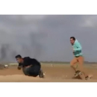 Imagen del vídeo en el momento en que el joven palestino recibe un disparo en la espalda, el sábado en Gaza.