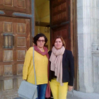La regidora faberense y la edil de Cultura, ayer ante la Consejería. DL