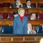 Fernández de la Vega se dirige a Acebes, ayer, en el Parlamento