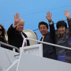 El presidente Donald Trump y su esposa, Melania, con el primer ministro japonés, Shinzo Abe, y su esposa, Akie Abe, a punto de entrar en al Air Force One.