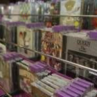 Un conjunto de cedés ordenados en una estantería de una tienda de discos