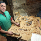 Rixo, ayer en su taller de Villavieja, pueblo de Priaranza a los pies del castillo de Cornatel. L. DE LA MATA
