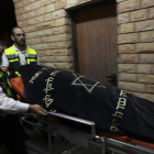 Traslado de una de las tres víctimas israelíes como consecuencia de los misiles salidos de Gaza.