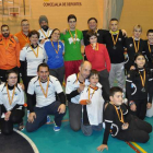 Los ganadores posan con sus medallas tras el provincial. DL