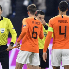 Los jugadores holandeses consuelan a Hategan al final del partido.