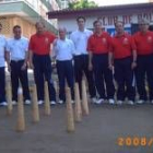 Los jugadores de ambas selecciones junto al árbitro Moisés García