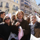 Esperanza Aguirre, rodeada de manifestantes, este sábado en Madrid.