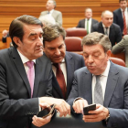 El consejero de Presidencia muestra un whatsapp a sus homólogos Suárez-Quiñones y Fernández Carriedo. DL