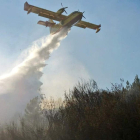 Uno de los hidroaviones en el incendio de Pardollán. BRIF TABUYO