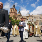 La procesión solemne sale de la catedral tras la misa dominical. A.V.
