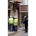 Técnicos en un edificio de la barriada de La Viña en Lorca.
