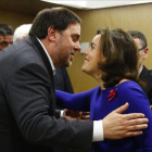 Santamaría y Junqueras se saludan antes de empezar la reunión del Consejo de Política Fiscal y Financiera.