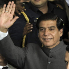 En el centro, el primer ministro paquistaní, Raja Pervez Ashraf, en una imagen de archivo.