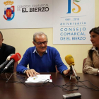 Gerardo Álvarez Courel, José Luis Prada y María Cruz Miguel, ayer al presentar los premios. DL