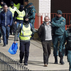 Agentes de la Guardia Civil conducen a Fernando Arburúa tras el registro de su domicilio.