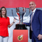 Guadalupe Porras, primera árbitra asistente y el Presidente de la Real Federación Española de Fútbol Ángel Rubiales, durante el sorteo del calendario de la temporada 2019-2020, en la Ciudad del Fútbol de Las Rozas.