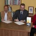 Los representantes de Caja Madrid y de la asociación durante la firma
