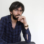 El músico gallego Xoel López, con la portada de su libro publicado por Ediciones Chelsea.