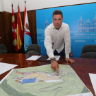 El concejal de Medio Rural, Iván Alonso, junto a los planos de la actuación a realizar en Montes. L. D. M.