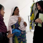 Angelina conversa con dos mujeres afectadas por las inundaciones en Pakistán.