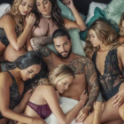 La imagen de Maluma rodeado de chicas semidesnudas, uno de los últimos focos de polémica del cantante colombiano.