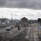 Convoyes de mercancías en la playa ferroviaria del acceso sur a la capital leonesa.