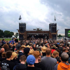 Aficionados al Heavy Metal asisten al Festival Wacken Open Air, en Wacken, Alemania.