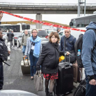 Los pasajeros abandonan las instalaciones del aeropuesrto de Orly en París. CHRISTOPHE PETIT TESSON