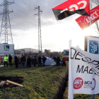Los trabajadores acamparon en una zona de hierba justo al lado de la entrada a la térmica. ANA F. BARREDO