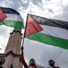 Manifestantes ondean la bandera palestina durante una protesta contra la decision del presidente estadounidense Donald Trump de reconocer Jerusalen como capital israeli en Putrajaya Malasia, en una foto de archivo.