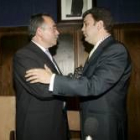 Saavedra y Riesco se saludan en el salón de plenos del Ayuntamiento, en una imagen de archivo