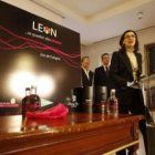 Travesí presentó el perfume ante Jimmy Boyd, al fondo de la foto