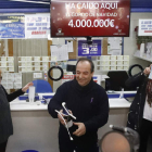 Los propietarios de la administración del Paseo de la Esperanza, número 4, en Madrid, celebran la venta íntegra del Gordo. J.C. HIDALGO