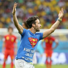 Mario Ferri saluda al público del partido Bélgica-EEUU desde el césped.