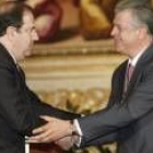 Juan Vicente Herrera saluda al leonés Javier Rivera Blanco, después de entregarle el premio