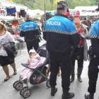 Varios agentes de la Policía Local conversan con la propietaria de uno de los puestos ambulantes del mercado.
